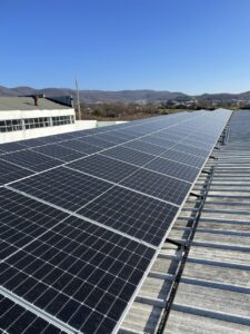 L’intérêt de l’installation des panneaux solaires n’est pas seulement écologique. Au-delà de la préservation de l’environnement, cette approche permet de réaliser des économies significatives, notamment sur les factures d’électricité, sans toutefois réduire considérablement votre consommation énergétique. Dans ce guide, on […]